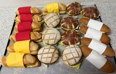 Apero, Snacks, Brötli-Eingeklemmte, Schnitzelbrot, Camembert, Tomaten-Mozarella